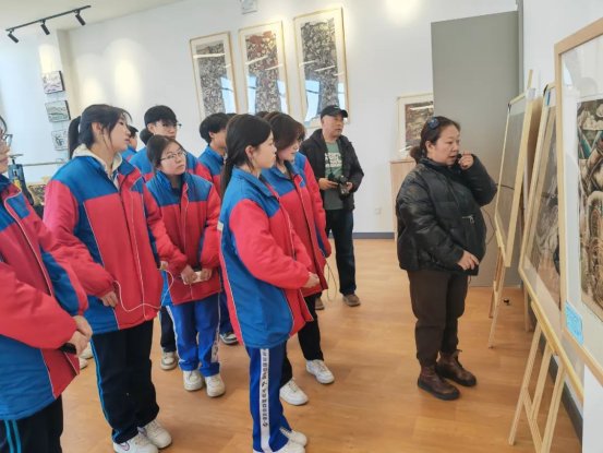 科左中旗文旅局組織學(xué)生參觀版畫(huà)展，推動(dòng)文化藝術(shù)交流